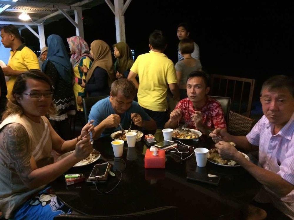 Marina Bay Resort & Restaurant Kampung Genting Buitenkant foto