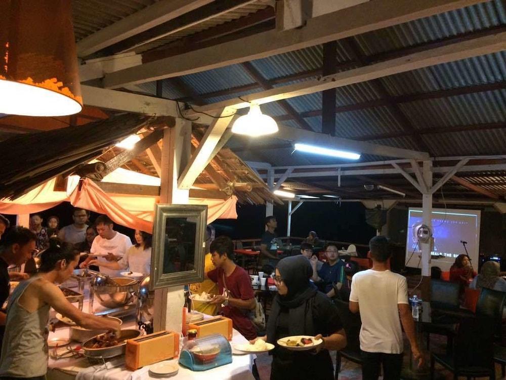 Marina Bay Resort & Restaurant Kampung Genting Buitenkant foto