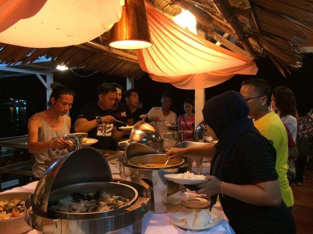 Marina Bay Resort & Restaurant Kampung Genting Buitenkant foto
