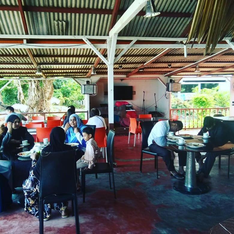 Marina Bay Resort & Restaurant Kampung Genting Buitenkant foto